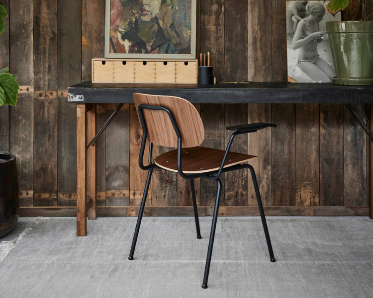 tempelman stoel aan een bureau