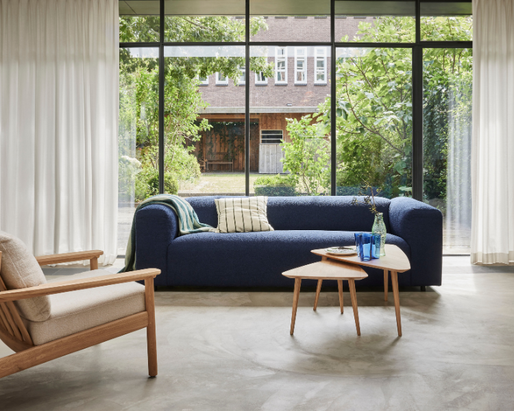 blauwe bank met deense fauteuil en nest tafeltjes in eikenhout