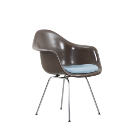 Eames armchair met zitkussen fiberglass bruin Herman Miller