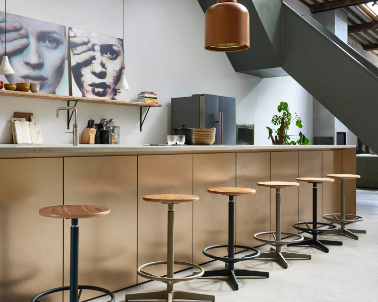 jops krukken aan een kookeiland