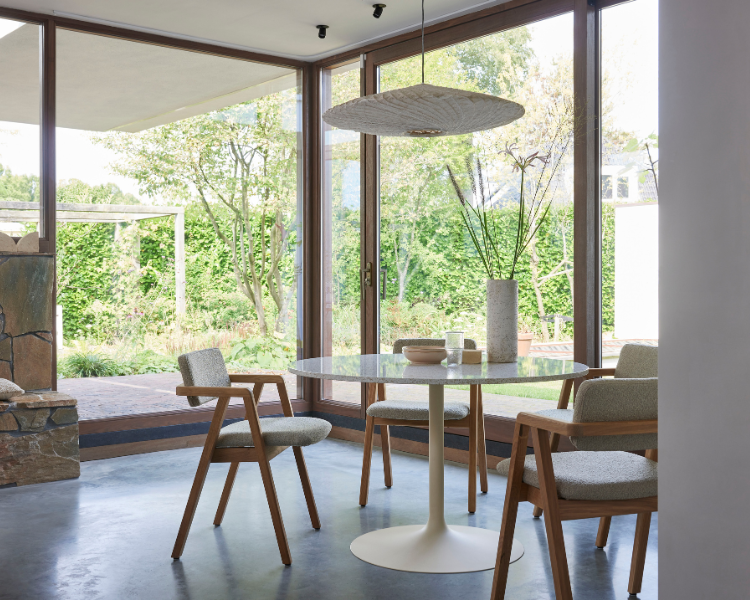 ronde marmeren tafel met eikenhouten gestoffeerde stoelen