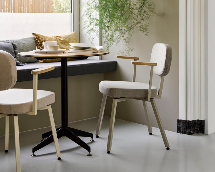 MK stoelen aan een bistro tafel