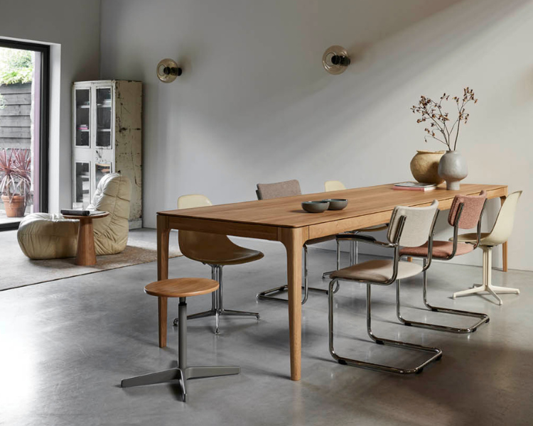 buisframe stoelen aan een eiken tafel