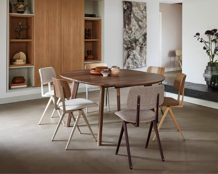 galvanitas stoelen aan een walnoten tafel