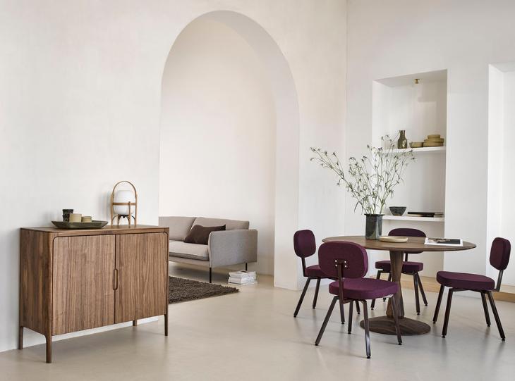 sav & økse meubels in een lichte ruimte