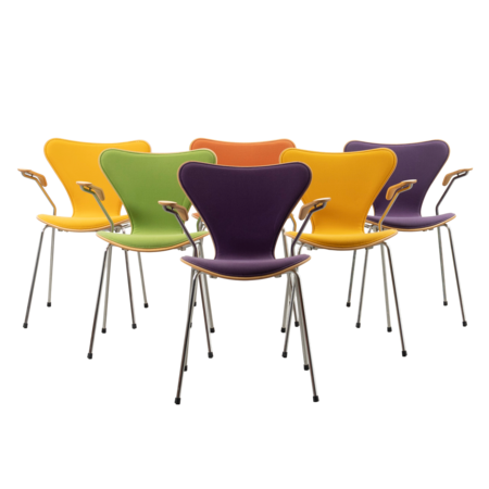 Set van 6 Arne Jacobsen 3207 stoelen bekleed met arm Fritz Hansen