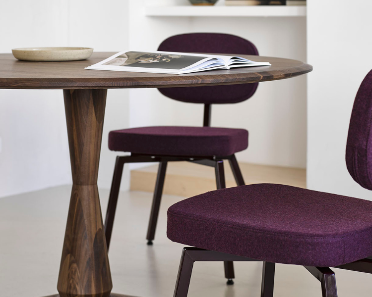 ronde tafel volante met paarse MK stoelen